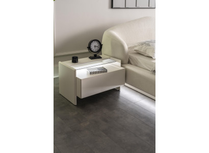 Ein Nachttisch in stilvollem Design verschönert den Raum im Schlafzimmer