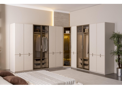 Der geräumige Schrank  fügt sich ideal in die Einrichtung ein.