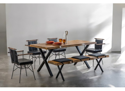 Rechteckiger Esstisch mit Holzplatte und schwarzem X-förmigem Metallgestell