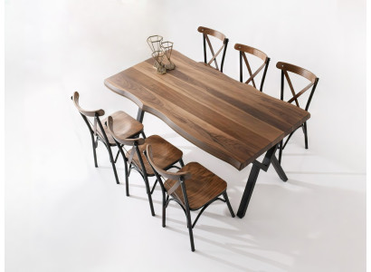 Verfeinerter Tisch im Loft-Stil: Massivholz und schwarze Metallstützen