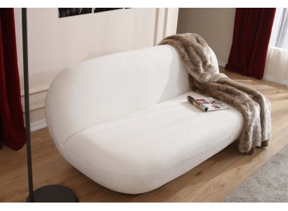 Das Sofa wurde entworfen, um die Schönheit des Interieurs zu unterstreichen.