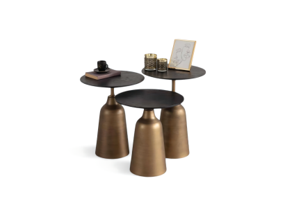 Drei Beistelltische unterschiedlicher Höhe mit goldfarbenem Untergestell