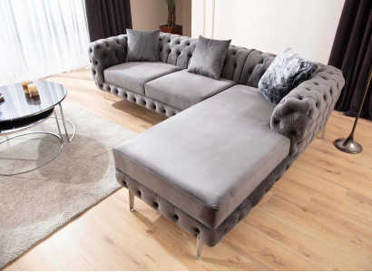Großzügiges Ecksofa mit auffälliger Knopfheftung und fester Basis