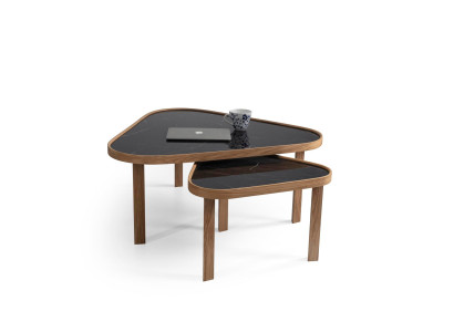 Set aus dreieckigen Beistelltischen mit schwarzer Tischplatte mit Marmormuster