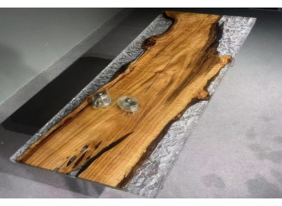 Tisch aus burmesischem Padauk mit klarer Oberfläche und geraden Kanten