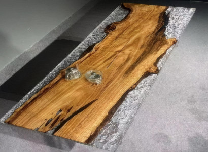 Tisch aus burmesischem Padauk mit klarer Oberfläche und geraden Kanten
