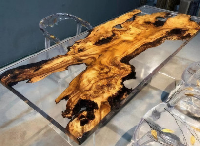 Transparente Tischplatte aus goldenem Zhang und Massivholz.