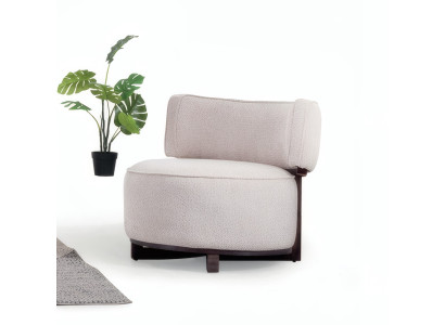 Ein angenehmes, ausgewogenes Sessel mit weichen Kissen und edler Textur.