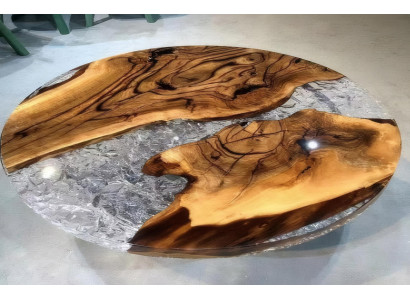 Transparenter runder Tisch mit Holzplatten innen.