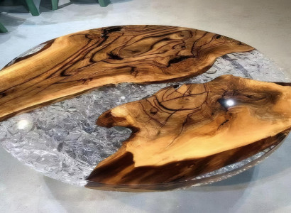 Transparenter runder Tisch mit Holzplatten innen.