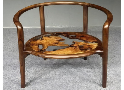 Stuhl aus Epoxidharz mit einzigartigem Holzdesign.