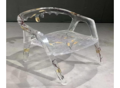 Stuhl  Epoxidharz und hat ein interessantes Design mit Naturelementen.