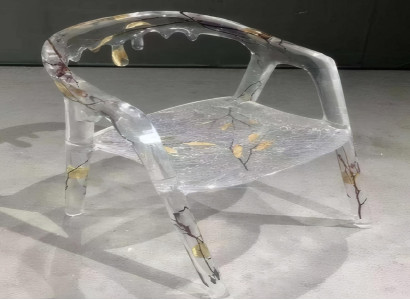 Stuhl  Epoxidharz und hat ein interessantes Design mit Naturelementen.