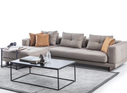 Beiges Wohnzimmer Designer Sofa Luxuriöser Couchtisch Textilhocker