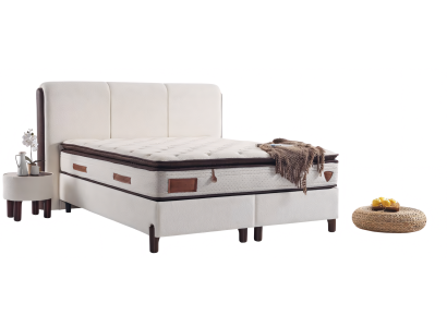 Luxuriöses Bett mit hohem Kopfteil und stilvollem Nachttisch im Set