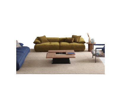 Komfortables olivgrünes Stoffsofa mit stilvollem Couchtisch