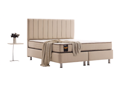 Atemberaubendes Bett mit beigem Stoffbezug auf stabilen Metallfüßen