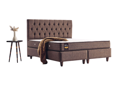 Ein stilvolles braunes Polsterbett mit sorgfältig gearbeiteten Details