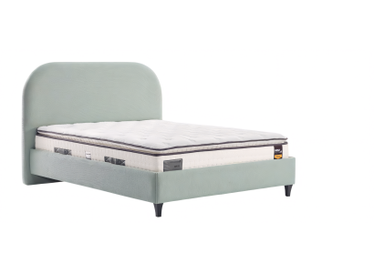 Grünes Bett im minimalistischen Design mit abgerundetem Kopfteil