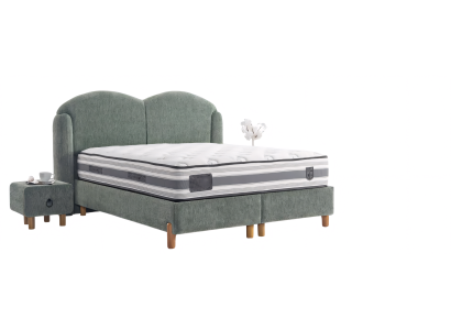 Bett aus hochwertigen Stoffen auf stabilen Holzbeinen im Set mit Nachttisch
