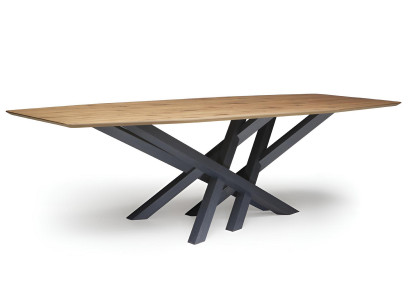 Moderner Esstisch mit massivem Holz und geometrischer Stahlbasis