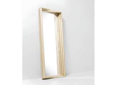 Moderner Spiegel mit Holzrahmen im minimalistischen Design