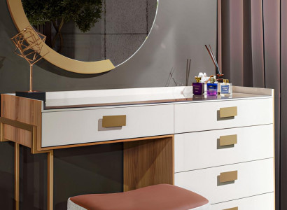 Schminktisch mit Spiegel und Hocker für stilvolle Räume