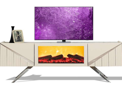 Weißes Holz TV-Lowboard mit Kamin und eleganten Metallfüßen