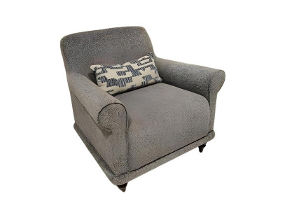 Eleganter grauer Sessel mit Holzfüßen und dekorativem Kissen