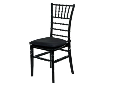 Schwarzer Carbonstuhl mit Rückenlehne, stabiler Gartenstuhl.