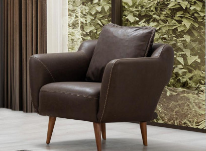 Elegantes Leder-Sessel mit modernen Holzbeinen und bequemem Polster