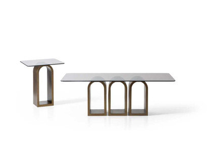 Elegantes Set aus zwei Tischen mit Glasplatten und Bogenfüßen