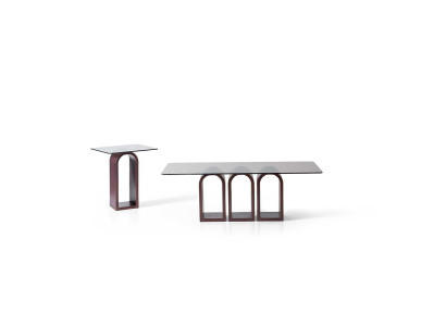 Elegantes Satztisch im Farbton Copper mit gebogenen Holzfüßen und Glaspla