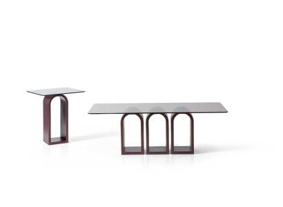 Elegantes Satztisch im Farbton Copper mit gebogenen Holzfüßen und Glaspla