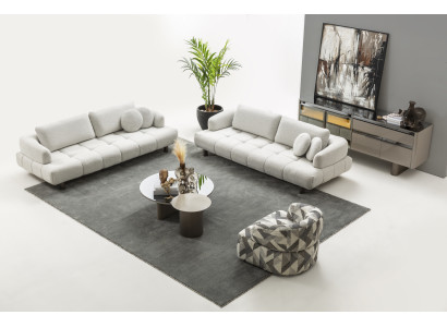 Stilvolles Wohnzimmer-Set mit großzügigen Sitzmöbeln und Tischen