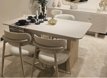 Stilvolle Esszimmer Einrichtung Edler Esstisch Textilstühle Kommode