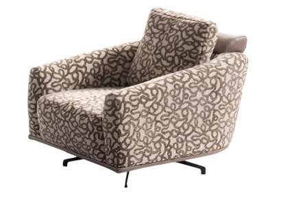 Eleganter Designer-Sessel mit gemustertem Stoffbezug und Metallfüßen
