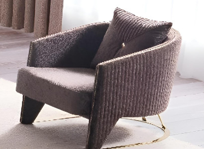 Brauner Sessel mit edlen goldenen Akzenten und elegantem Look