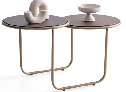 Stilvolle Beistelltische mit Metallbeinen und Holzoptik-Tischplatten