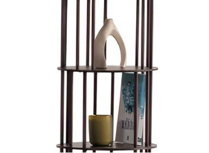 Moderne Bücherregal mit schlanker Metallstruktur und offenen Fächern
