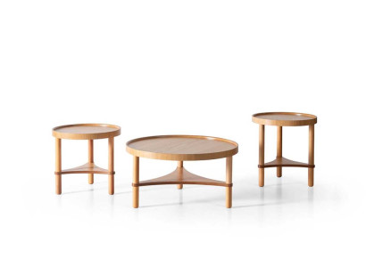 Set aus drei Holz-Tischen mit runder Tischplatte und elegantem Design