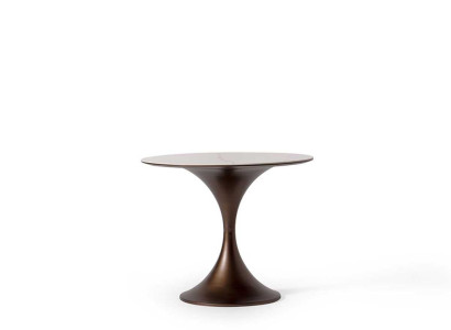 Stilvoller Esstisch mit gebogener Basis und runder Tischplatte