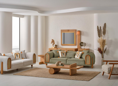 Zwei Sofas in grün und weiß mit Rattan-Details und dekorativen Kissen Modern