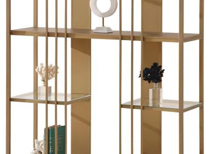 Modernes Bücherregal mit goldfarbenem Metallrahmen und Glasböden