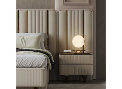 Moderner Nachttisch mit Metallakzenten und Schubladen zur Aufbewahrung