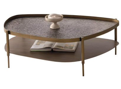 Couchtisch mit goldenen Metallrahmen und einzigartiger Oberfläche