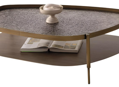 Couchtisch mit goldenen Metallrahmen und einzigartiger Oberfläche