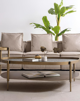 Couchtisch mit goldenen Metallrahmen und einzigartiger Oberfläche