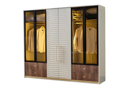 Geräumiger Kleiderschrank mit durchdachter Innenaufteilung und Flügeltüren