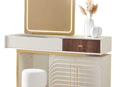 Schminktisch mit Spiegel und praktischen Schubladen für übersichtliche Ordnung